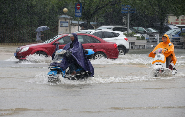 安徽黃山:暴雨襲城