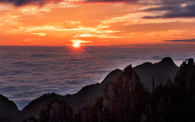 日出山海闊 峰立雲濤涌