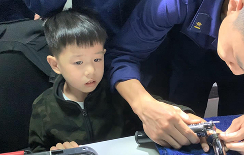 5歲“熊孩子”手指被卡 一句話把消防員逗樂