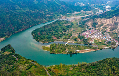 航拍：“中国原生态最美山乡”风景如画