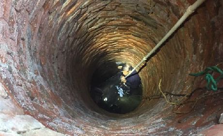 80歲老人深陷十米水井 消防員緊急救援