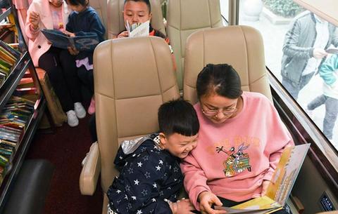 合肥:“書香”飄進醫院