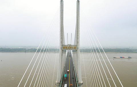 大橋跨南北 天塹變通途