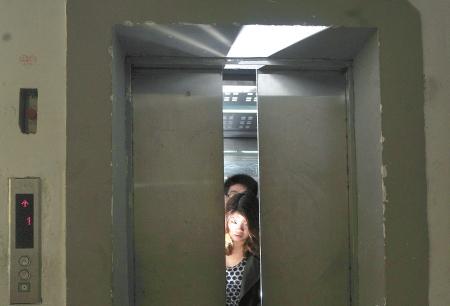 喬遷新居卻遭遇電梯驚魂 消防緊急破拆救援