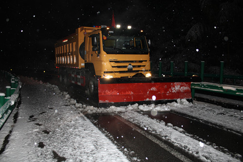 全力除雪保暢通（圖）