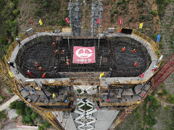 中铁四局承建的玉磨铁路元江特大桥主墩即将封顶