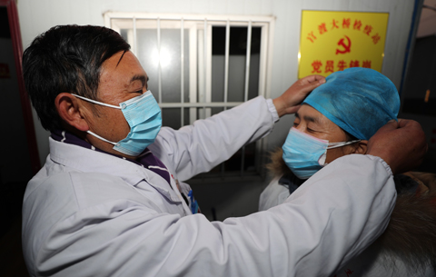 图片故事：战“疫”一线的村医夫妇