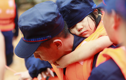 【抗洪海報】總有一種感動 讓我們熱淚盈眶