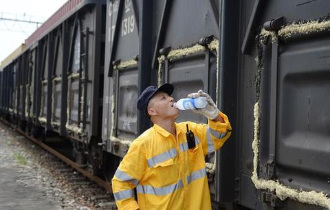 高溫下的列車&ldquo;體檢員&rdquo;