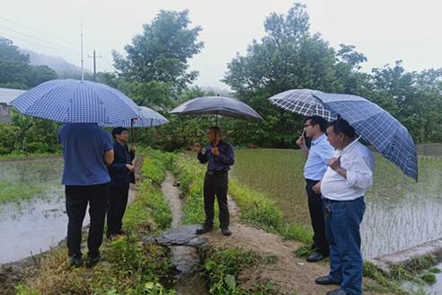 扶貧路上顯本色 勇挑重擔踐初心