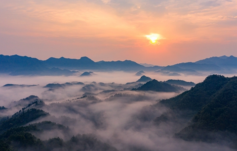 【&ldquo;飛閱&rdquo;中國】青山如黛雲似錦