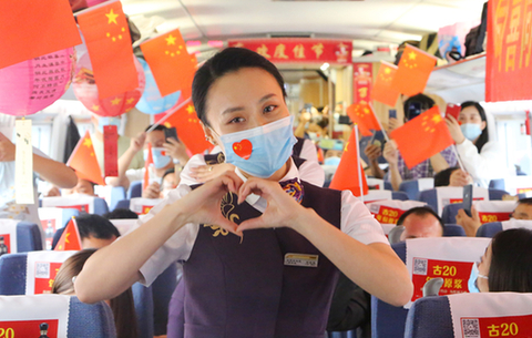 坐著高鐵迎&ldquo;雙節&rdquo;