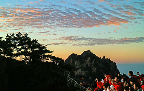 黃山：日破雲濤萬裏紅