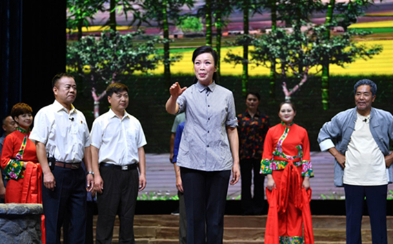 脱贫攻坚主题话剧《雨燕衔春》首演