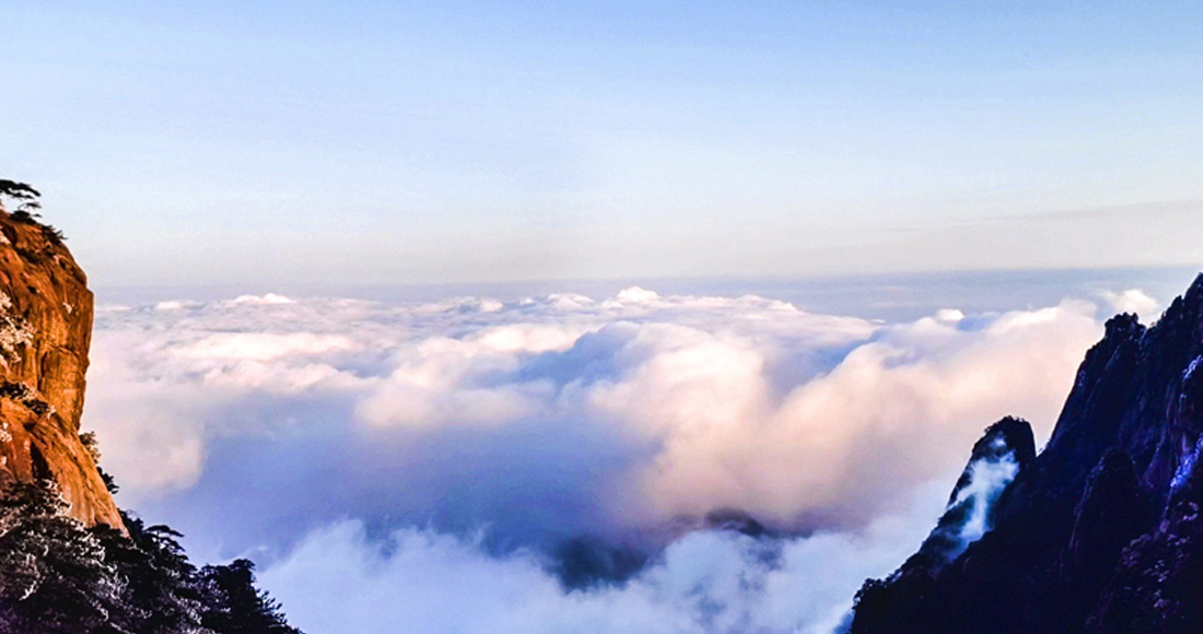 安徽黄山：云海“牵手”雾凇