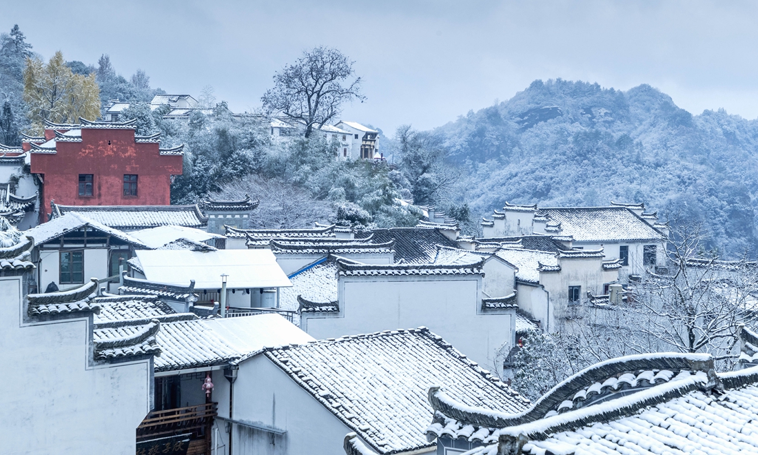 積雪凝蒼翠 齊雲開神秀