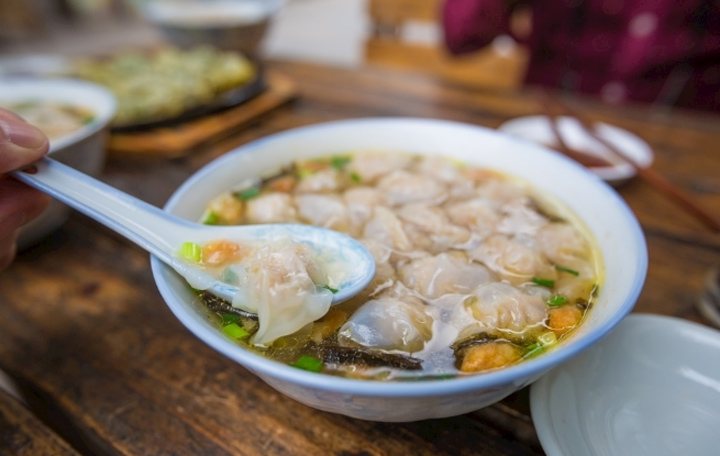 桥头的馄饨摊子