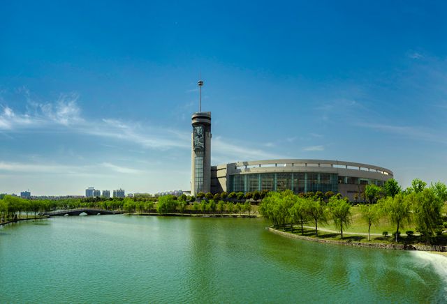 围绕建设国际知名的研究型高水平大学和一批世界一流学科的奋斗目标，坚持高质量内涵式发展。