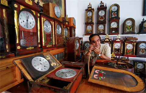 【图片故事】用匠心修补时光的乡村钟表修理师