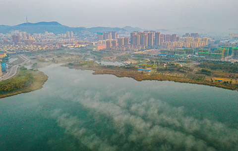 【“飞阅”中国】半城山水半城绿 诗意画卷秋色浓