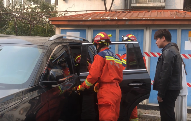 安徽淮北：2岁男童反锁车内 消防员砸窗救出