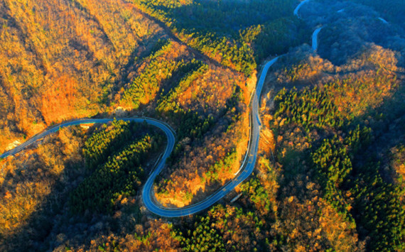 冬日醉美马鬃岭 九曲蜿蜒盘山路