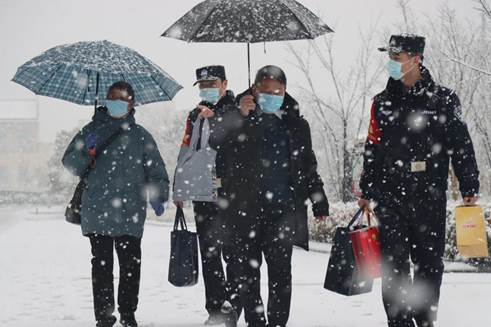 绩溪：护航风雪返程路