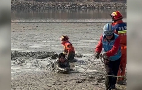 女子挖河鲜被困，救援人员“拔河式”营救