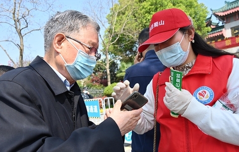 【网络中国节·清明】祭扫防疫两不误 志愿服务有温度