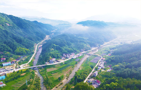 云绕大别山 田园如诗画