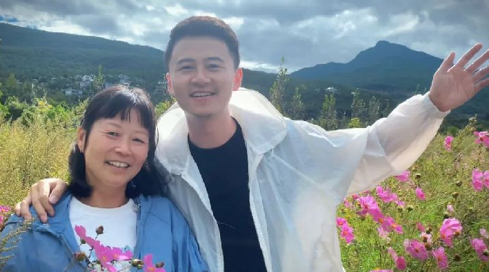 小伙带癌症晚期母亲旅行