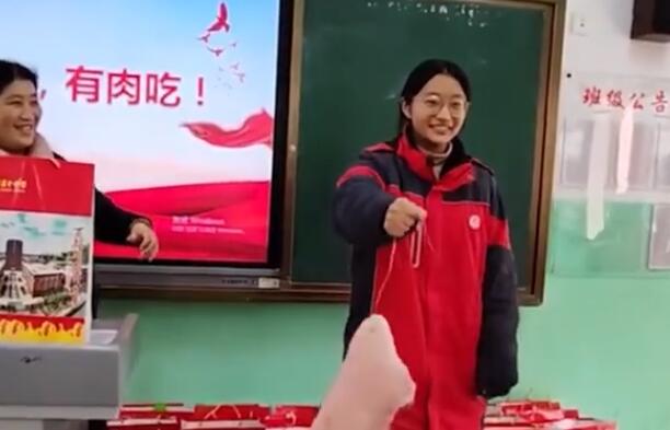 这所学校每年都给学生发年货