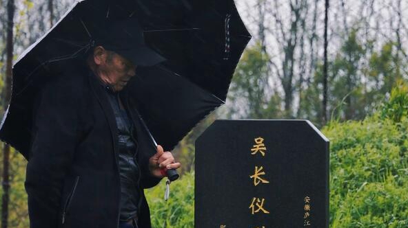 “祖孙三代”接力守护烈士墓83载